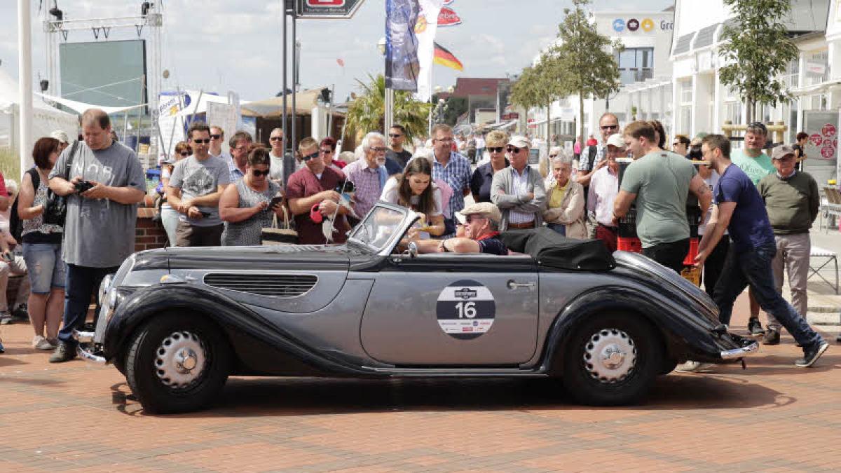 (Plus) 120 Oldtimer auf Jubiläumsfahrt entlang der Küste | SHZ