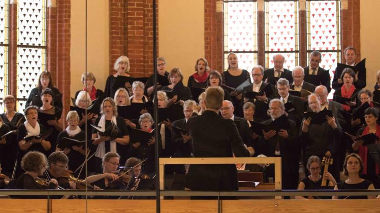 Präsentierten nuanciert und farbenreich die Musik des Barocks und der Wiener Klassik: 70 Sängerinnen und Sänger beim Konzert in der Hagenower Stadtkirche. 