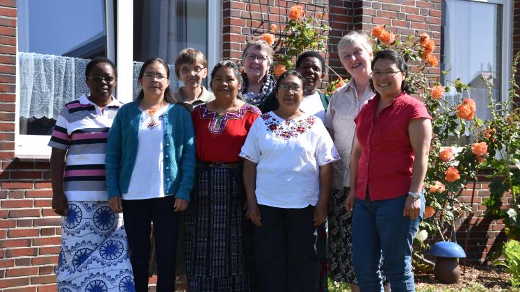 Institutsleiterin Brigitte Kulüke (2. v. re.) und Uschi Engel (5. v. li) vor dem Haus Bonifatius mit ihren Gästen aus Guatemala, Spanien, Togo und Ruanda. 