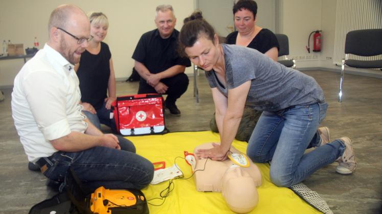 Ein Tag für die Gesundheit: Heike Kollmorgen (r.) und Michael Sander (l.) beim Test mit dem Defibrillator. 