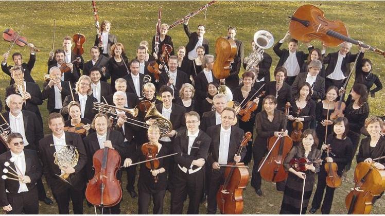 Vorfreude auf die Spielzeit: Das Landessinfonieorchester wird in der kommenden Saison sieben Konzerte im Rendsburger Theater geben. Foto: Matzen