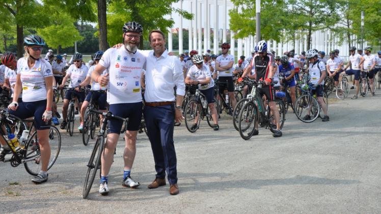 Gemeinsam mit knapp 200 Radfahrern legte Claus Ruhe Madsen gestern rund 150 Kilometer zurück. WAG-Geschäftsführer Hanno Nispel begrüßt die Sportler in Schwerin.