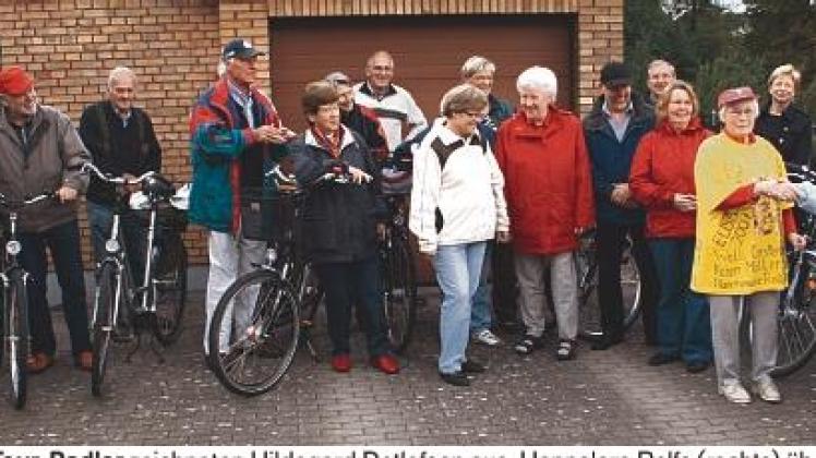 Die Geest-Tour-Radler zeichneten Hildegard Detlefsen aus. Hannelore Rolfs (rechts) überreichte ihr das Gelbe Trikot. Foto: Weiner