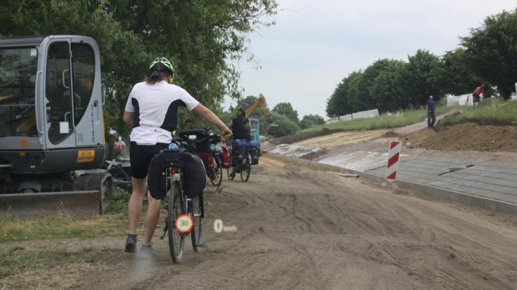Noch ist die Elbstraße zwischen Im Hagen und dem Klärenweg Baustelle. Das hält Radtouristen allerdings so manches Mal nicht davon ab, sich einen Weg zu bahnen. 