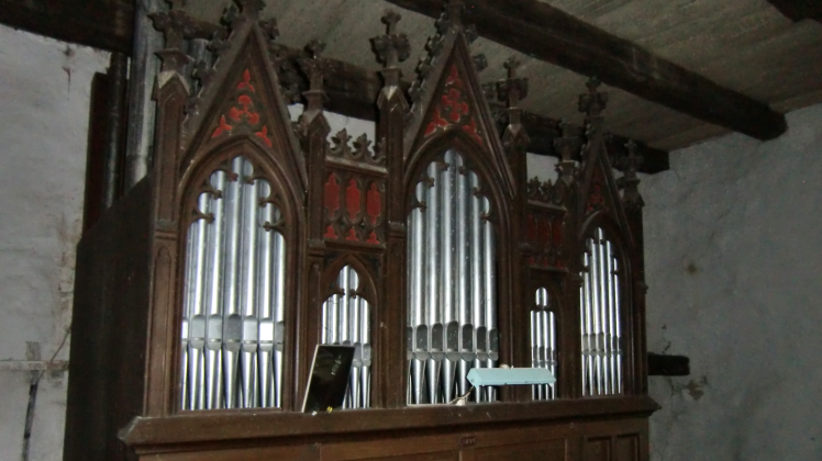 Ein farbenprächtiges Wappen an der Stirnseite der Orgelempore in der Roggendorfer Kirche zieht die Blicke der Besucher auf sich. 