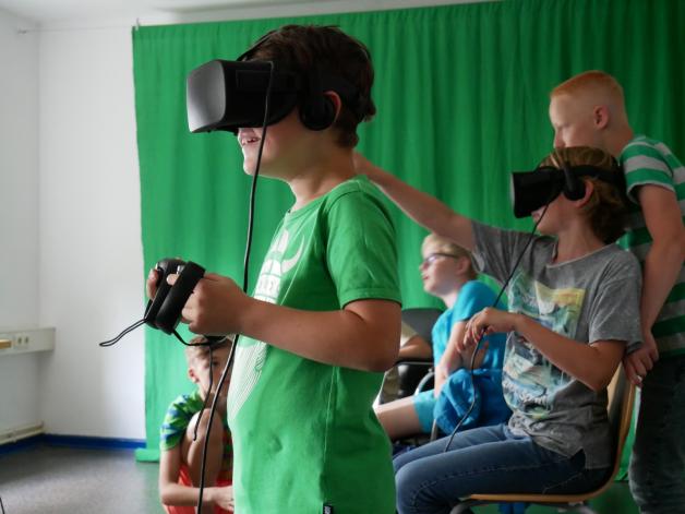 Mit Virtual-Reality-Brillen entdecken die Kinder neue Welten.