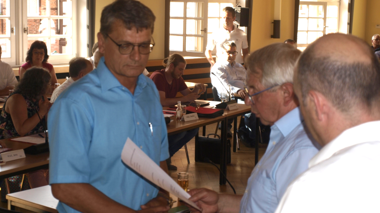 Dietmar Speßhardt (links) wird von Dieter Opitz für das Amt des Stadtvertretervorstehers verpflichtet. 