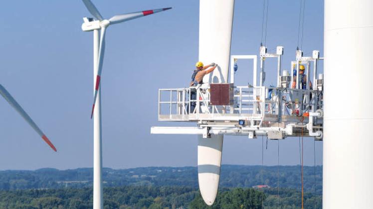 Arbeit in luftiger Höhe: Prokon-Mitarbeiter bei der Reparatur eines Rotorblattes in einem Windpark der Genossenschaft. 