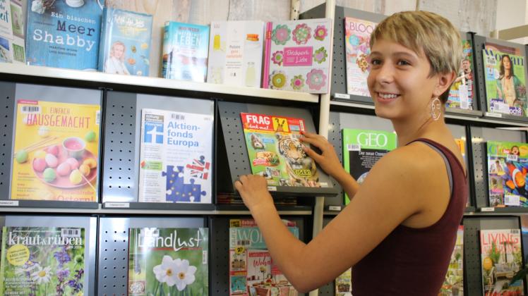 Munter sortiert Luca Anne Kern die bunten Zeitschriften in der Stadtbibliothek Gadebusch. Fotos: Rike Pegel (2) 