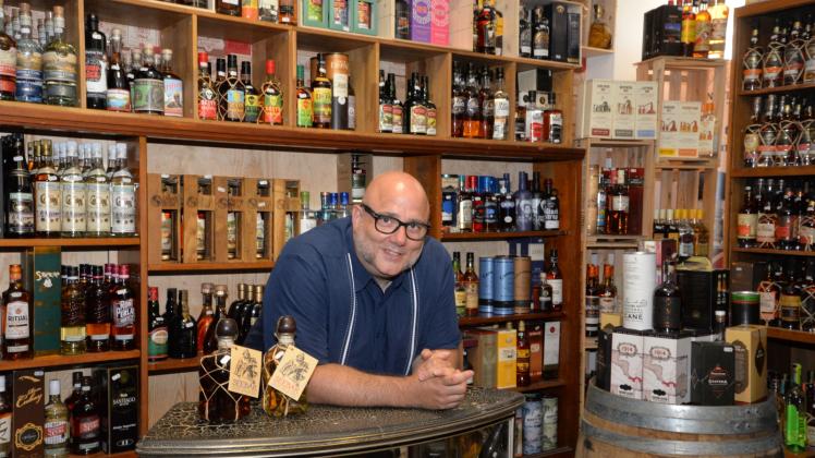 Neben Wein gehören inzwischen auch jede Menge Rum, Whiskey, Gin und weitere Spirituosen zum Repertoire - Frank Schollenberger in seinem Geschäft im Barnstorfer Weg. 