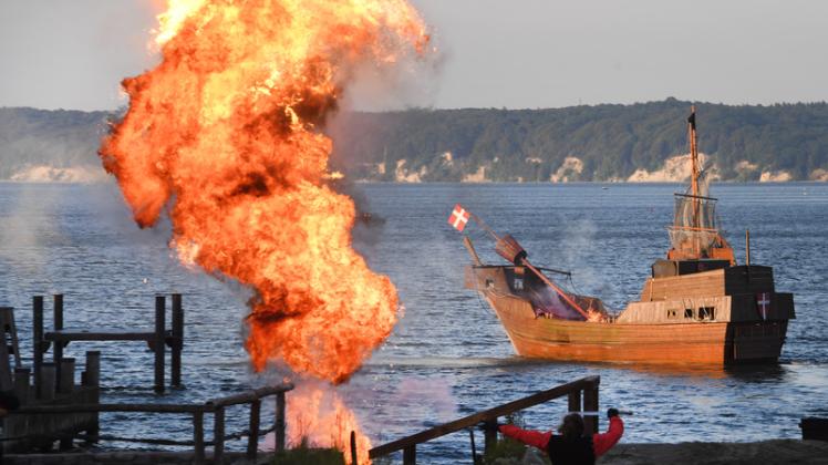 Während einer Seeschlacht mit mittelalterlichen Koggen steigt bei der Pressevorführung der Störtebeker-Festspiele vor der Naturbühne Ralswiek auf Rügen ein Feuerpilz auf.