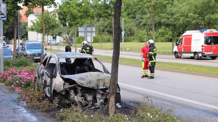 Rentnerin kracht mit Opel Corsa in Rostocker Innenstadt frontal gegen Baum, danach geht Wagen in Flammen auf und brennt aus