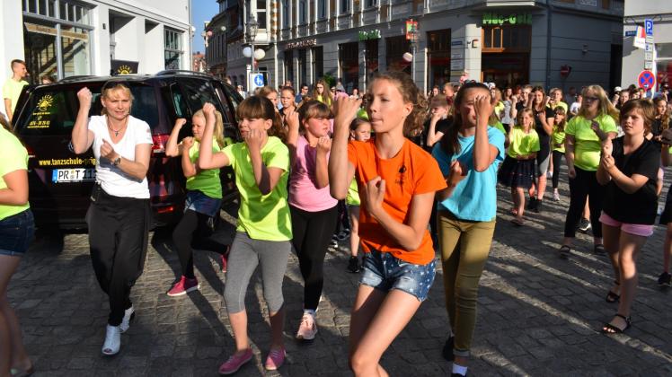50 junge Quer-durch-die-Gasse-Tänzer rocken den Schuhmarkt. 