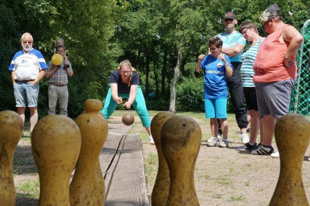 Stechen um den Wanderpokal: Katharina Brauch lag beim Kegeln nur einen Punkt hinter Marco Jarmatz (3.v.r.) Stechen um den Wanderpokal: Katharina Brauch lag beim Kegeln nur einen Punkt hinter Marco Jarmatz (3.v.r.)