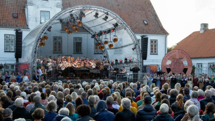 750 Besucher kamen am Freitagabend zur Premiere der „Carmina Burana“ im Glücksburger Schlosshof.  Fotos: Dewanger 