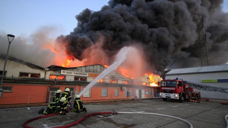 Feuerwehrleute löschen den Brand im Strausberger Einkaufszentrum. Die Flammen hatten mehrere Geschäfte erfasst. Feuerwehrleute löschen den Brand im Strausberger Einkaufszentrum. Die Flammen hatten mehrere Geschäfte erfasst.