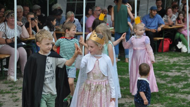 Tanzten, wie es einst am Hofe üblich war: Die Kinder hatten für die Jubiläumsfeier ein Programm eingeübt.