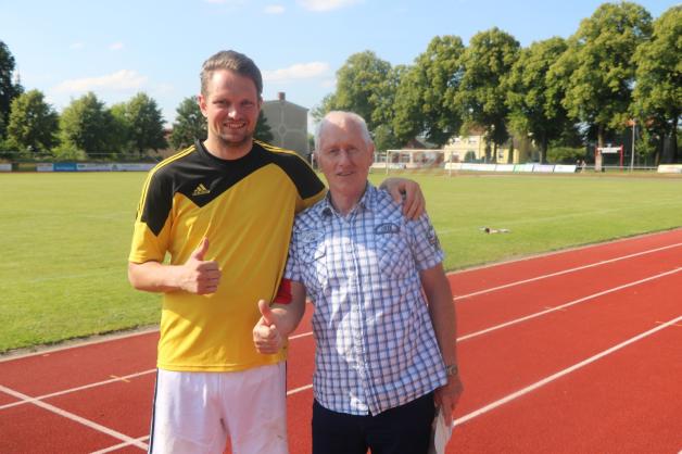 Auch Keeper Kevin Torster (l.) und Torwarttrainer Jürgen „Oskar“ Jesse nahmen Abschied. Auch Keeper Kevin Torster (l.) und Torwarttrainer Jürgen „Oskar“ Jesse nahmen Abschied.