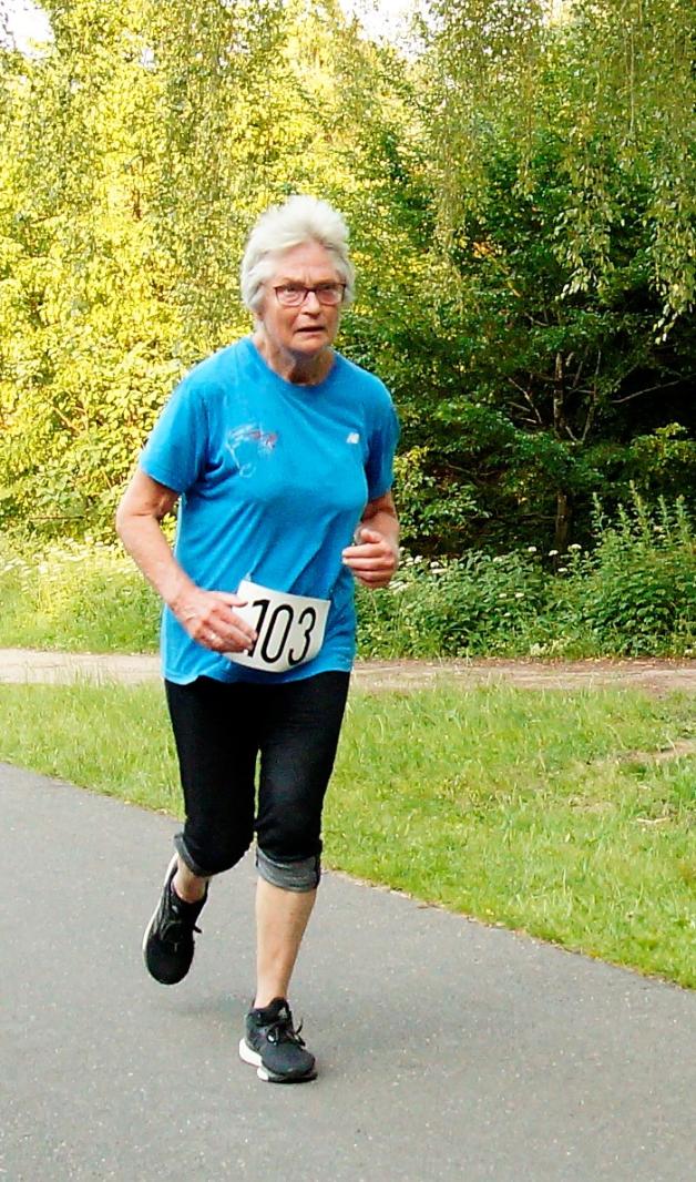 Mit 83 Jahren noch erfolgreich auf der Stundenrunde dabei: Brigitte Schmiedeberg aus Gnoien