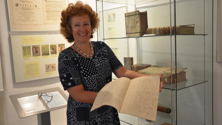 Historische Schriften: Museumsmitarbeiterin Annette Hübner ist erfreut über die zahlreichen Ausstellungsstücke. 