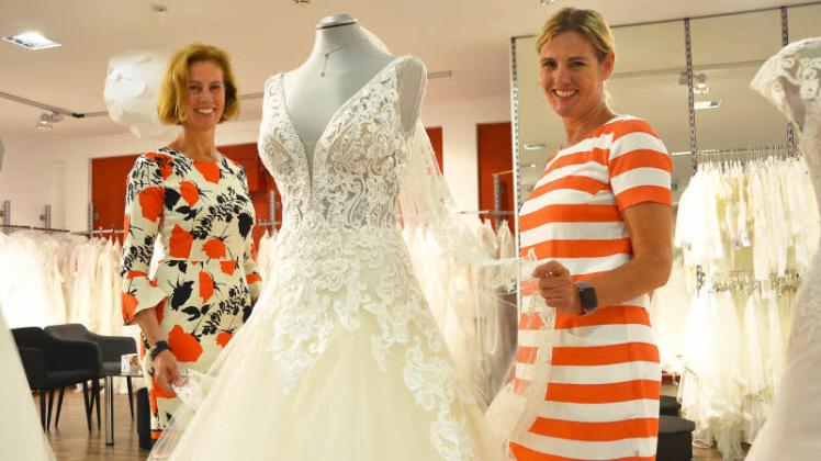 Ulrike Hansen-Feller (l.) und ihre Schwester Claudia Hansen-Müller helfen bei der Auswahl eines Brautkleids. 