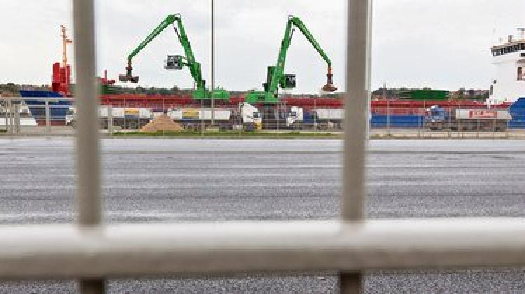 Gähnende Leere: Die nagelneue Europawiese am Harniskai wartet immer noch auf Ware, die hier umgeschlagen oder gelagert werden könnte. Foto: Marcus Dewanger