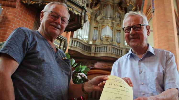 Musik in schönen Kirchen Norddeutschlands: Wolfgang Leppin (r.) mit Christian Beckmann, der seit zehn Jahren immer bei den Musikreisen dabei war . 