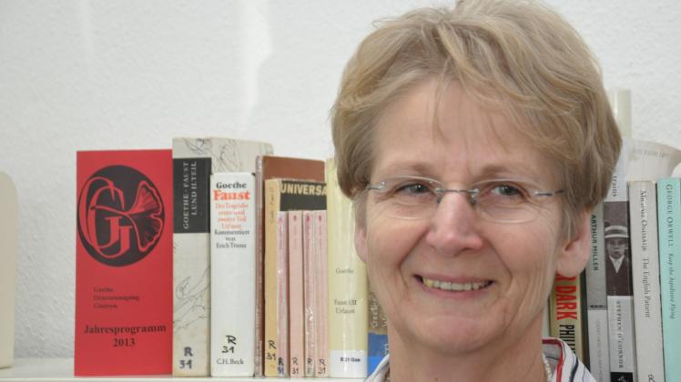 Elisabeth Prüß in der Uwe-Johnson-Bibliothek vor einem Regel mit Büchern von Goethe, wo sonst 