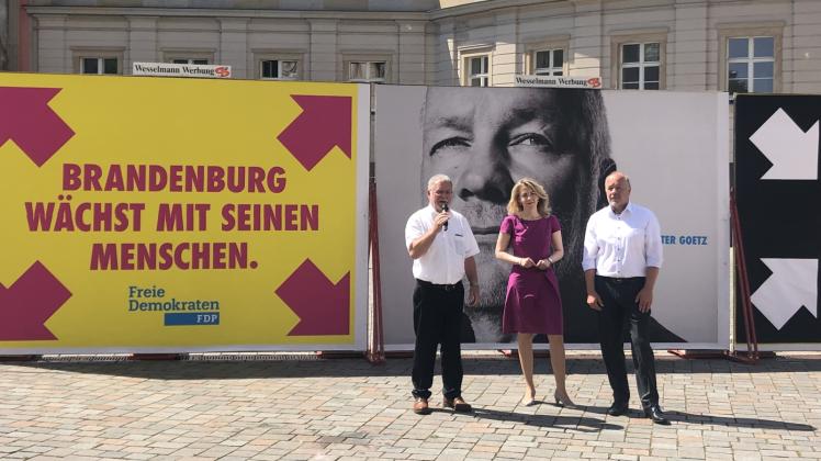 Zieht für Brandenburgs FDP als Spitzenkandidat in den Landtagswahlkampf Hans-Peter Goetz, hier mit Linda Teuteberg und dem Landesvorsitzenden Axel Graf Bülow (v. l.).