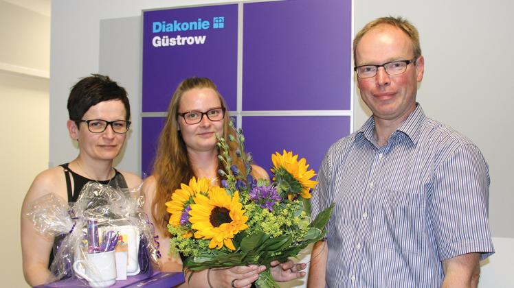 Ein bisschen überrascht war die Güstrowerin Sarah Hausmann (M.), als sie von Mandy Wedel und Christoph Kupke als 1000. Mitarbeiterin der Diakonie Güstrow beglückwünscht wurde. 