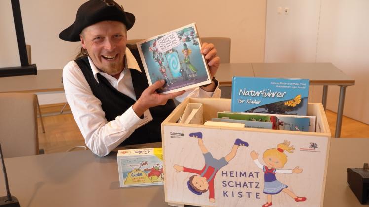 Kinderbuchautor Lars Engelbrecht hat die Heimatschatzkiste mitbestückt. 