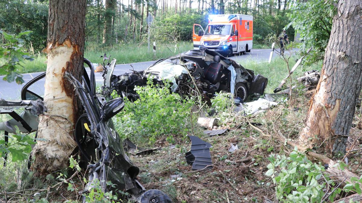 Tödlicher Unfall: Mercedes-Fahrer Rast Gegen Baum | SHZ