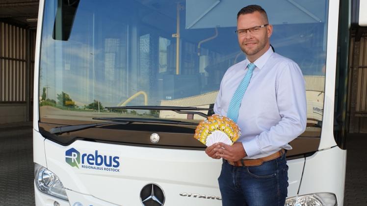 Mit den Schülerferientickets  werden die jungen Helfer in die Sommerpause verabschiedet: Rebus-Geschäftsführer Thomas Nienkerk    