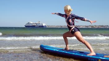 Das SUP-Board wird zur Yoga-Matte. Auf dem Wasser geht es vor allem darum, bei den Übungen das Gleichgewicht zu halten.  