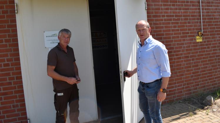 Kontrolle in Darchau: Kunibert Ruhe (re.) und Thomas von der Heide besichtigen eines der fünf Blockheizkraftwerk im Amt.