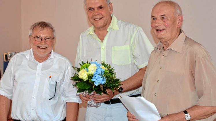 Glückwünsche für den alten und neuen Präsidenten der Stadtvertretung: Bürgermeister Reinhard Mach (l.) und Christian Engel (r.) als ältester Stadtvertreter gratulieren Helmut Schapper. 
