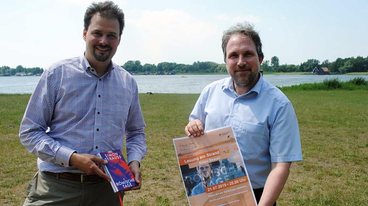 Präsentieren Buch und Plakat zur „Lesung am Strand“ am 21. Juli: Erich-Alexander Hinz (l.) und Tilmann Wesolowski  