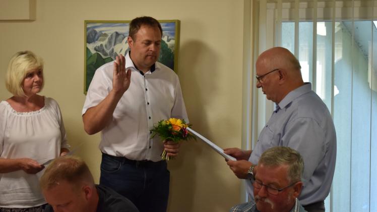 Der offiziell erste Bürgermeister der neuen Gemeinde Toddin: Marco Haurenherm leistet seinen Eid.