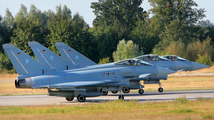Drei Eurofighter stehen auf der Startbahn des Fliegerhorstes Laage bei Rostock zum Abflug bereit.
