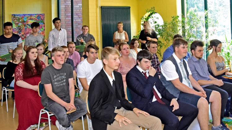 Die Absolventen der Lübzer Förderschule am Neuen Teich bedankten sich bei ihren Lehrern und Eltern.