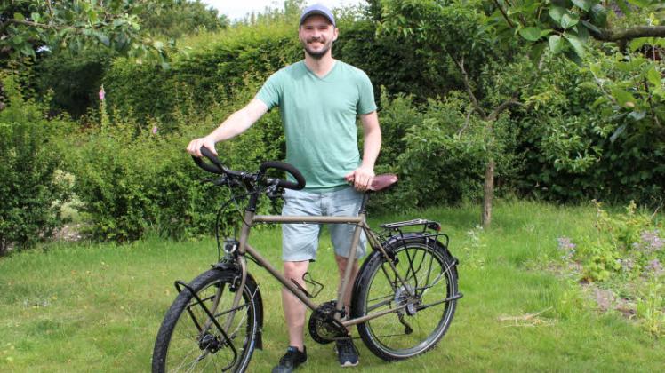 Startklar für eine Reise um die Welt: Christopher Fritze aus Schafflund mit seinem neuen Fahrrad.