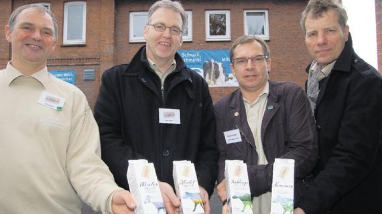 De Öko Melkburen: Achim Bock aus Lutzhorn, Hans Möller aus Lenthförden, Heino Dwinger aus Schmalfeld und Sönke Meier aus Tangstedt (v.li.). Es fehlt: Jan Langeloh aus Bönningstedt. Foto: Althaus