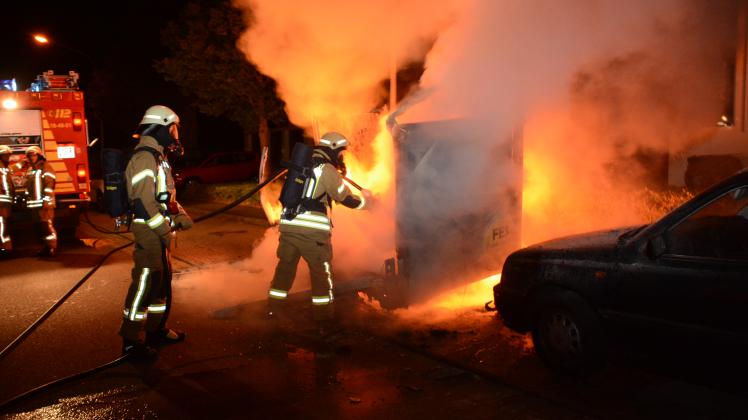 Unter Atemschutz löschten die Feuerwehrleute zunächst den brennenden VW und anschließend den Pferdeanhänger.