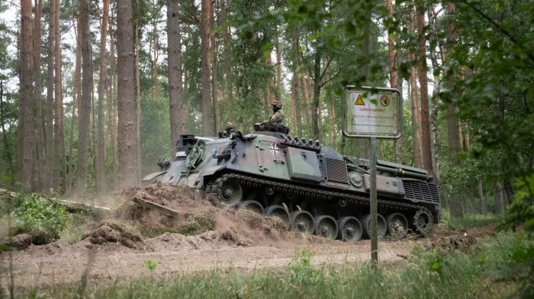 Ein Bergepanzer der Bundeswehr legt eine Barndschneise am Rande des ehemaligen Truppenübungsplatzes Lübtheen an. 