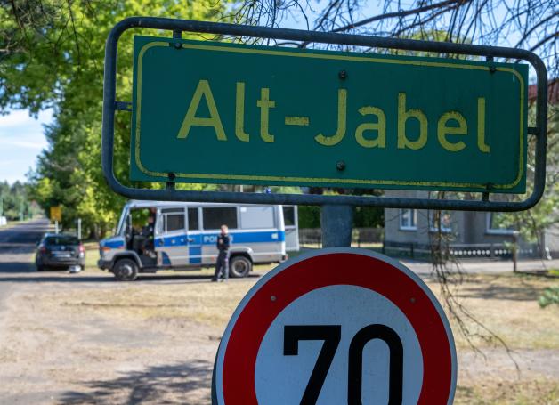 Polizisten sperren die Zufahrt zum noch immer evakuierten Ort Alt Jabel. 