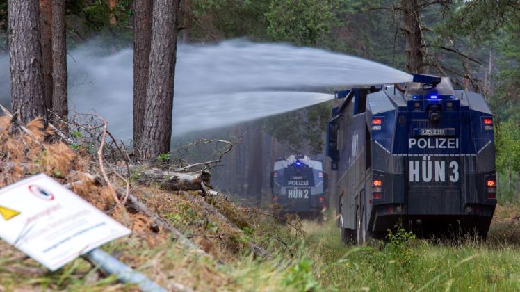 Volles Rohr in die Glutnester, hier sprühen Wasserwerfer der Bundespolizei nahe Alt Jabel ihre Wasserlast in den Wald.