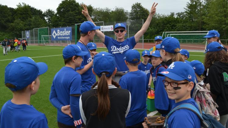 Gleich geht’s los: Coach Preston Curling (Mitte) schwört seine Dodgers auf das Spiel ein. 