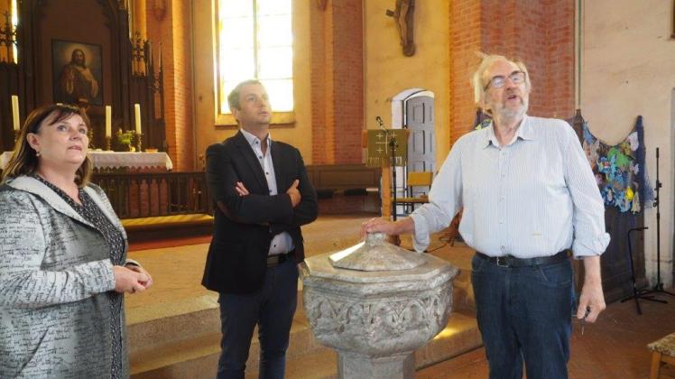 Sie mussten nicht lange überzeugt werden, um der Kirche in Blücher eine Förderung in Aussicht zu stellen: Maika Friemann-Jennert (l.) und Vincent Kokert (Mitte) wurden von Ulrich Dreßler (r.) durch das Gotteshaus geführt. 
