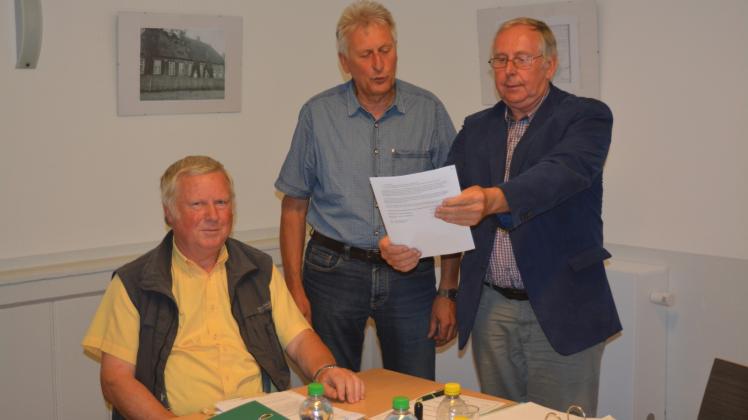 Bilden erneut die Spitze der Gemeinde Lohmen: Bürgermeister Bernd Dikau (r.) vereidigt seinen 2. Stellvertreter Reinhard Schult, sitzend sein 1. Stellvertreter Gerhard Zillmann. 