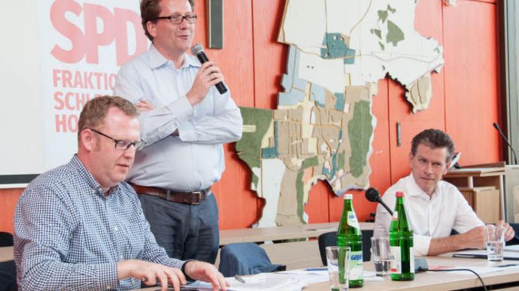 Setzen sich für die Verbesserung des ÖPNV ein: Ole-Thorben Buschhüter, Martin Habersaat (beide SPD) und der S-Bahn-Chef Kay Uwe Arnecke (von links).